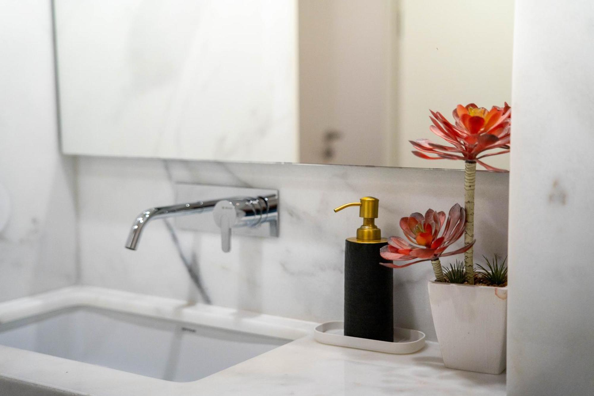 Primrose 1Br Delight W Parking By Lovelystay Porto Bagian luar foto